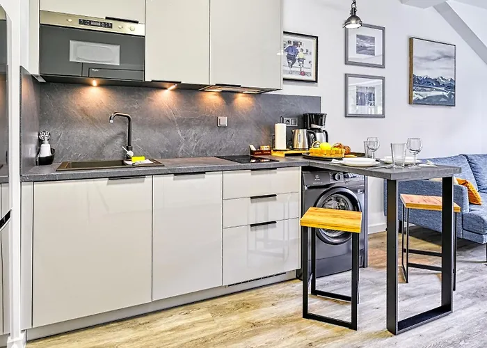 Hillside, Sun & Snow Apartment